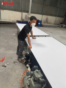 Dán film tấm ốp than tre iWood